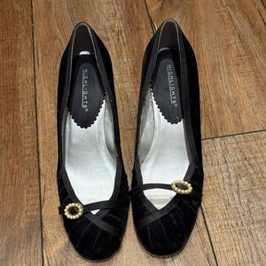 Vintage Highlights Velvet Black Heels with Gold Detail